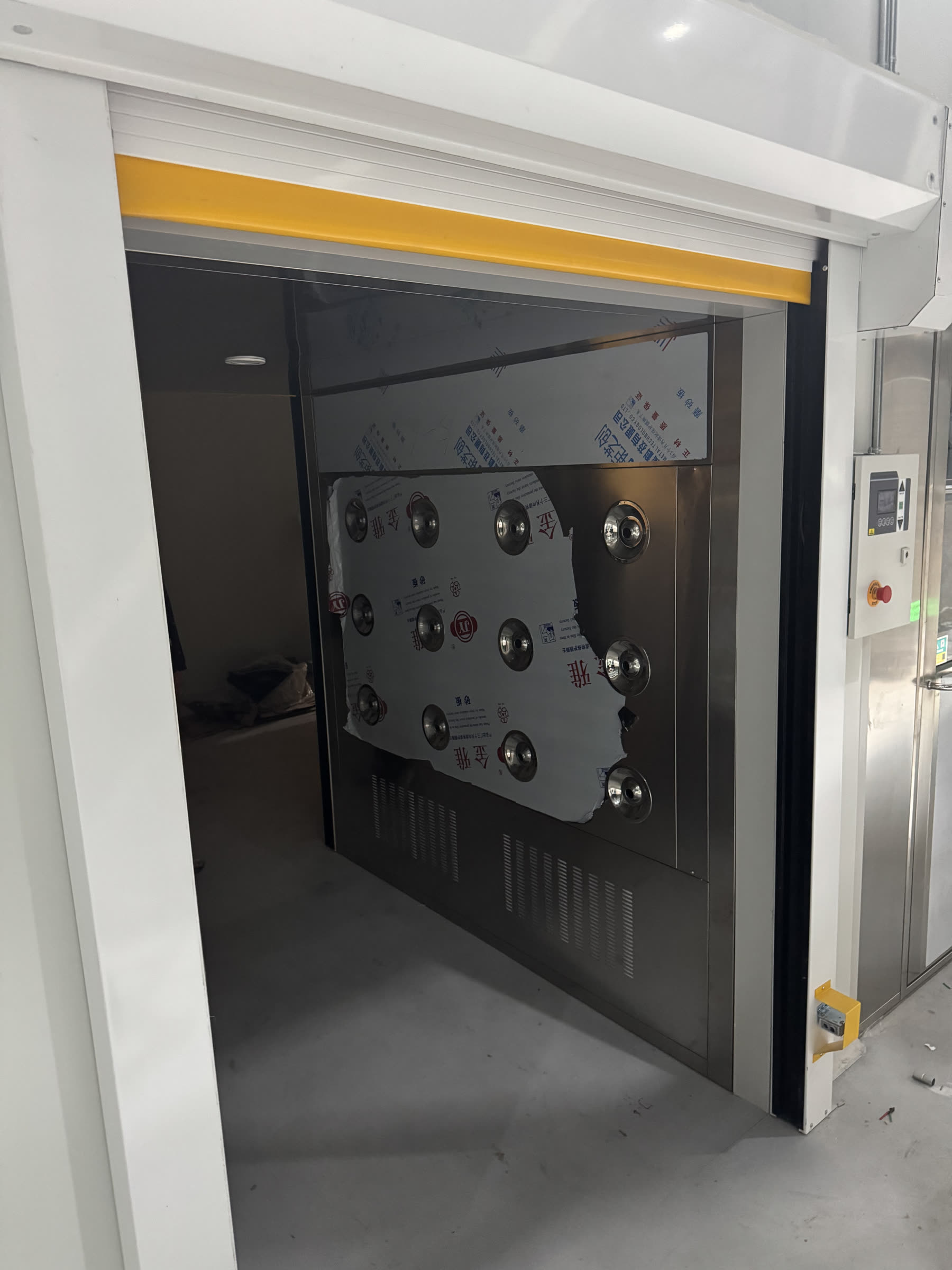 Cleanroom air shower for switchgear production and controlled personnel entry