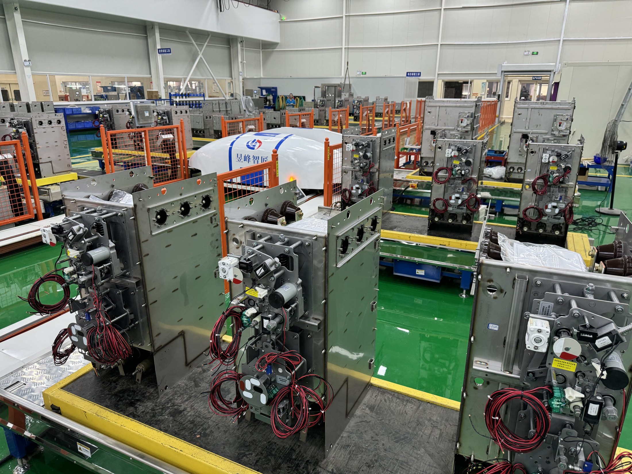 Gas tank busbar and main bus assembly workstation