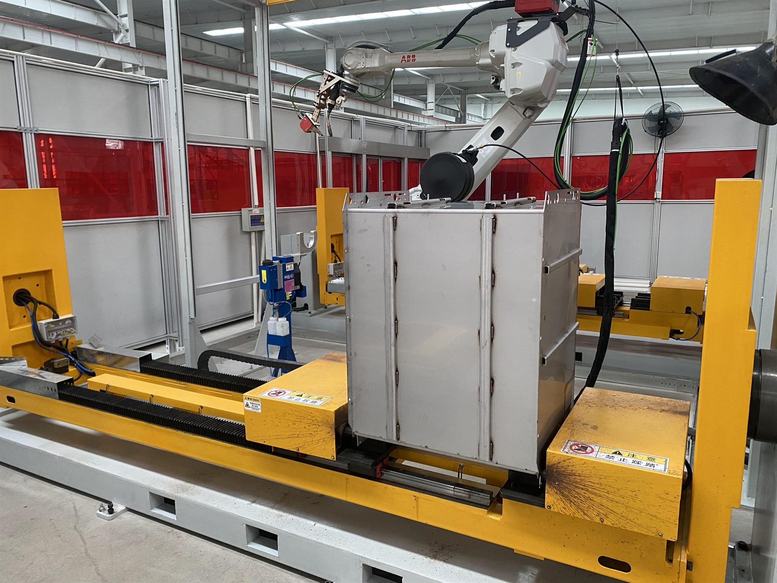 Robotic welding workcell